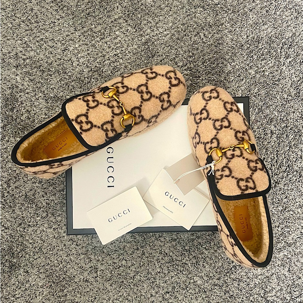 Gucci covered fur / wool loafers, New!